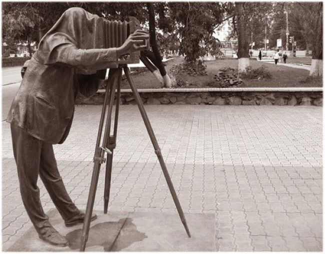 Первый фотограф. Фотограф со старинным фотоаппаратом. Старинный фотограф. Первые фотоаппараты с фотографом. Фотограф с треногой.