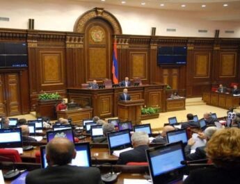 Diqqət Ermənistan parlamentinə