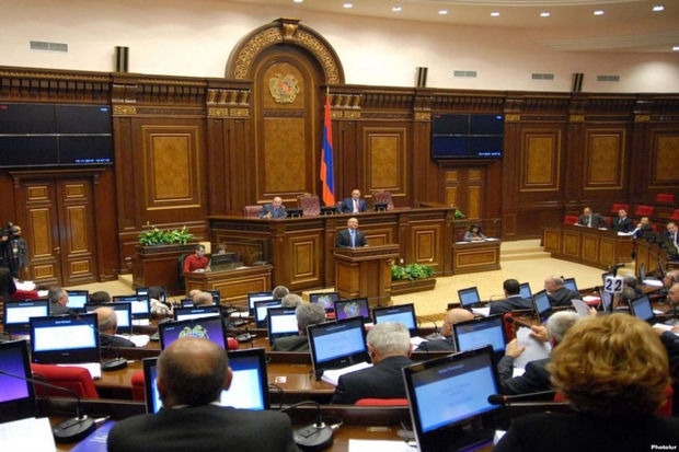 Diqqət Ermənistan parlamentinə