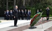 Qurbanqulu Berdiməhəmmədov Fəxri xiyabanda Ulu Öndər Heydər Əliyevin məzarını ziyarət edib