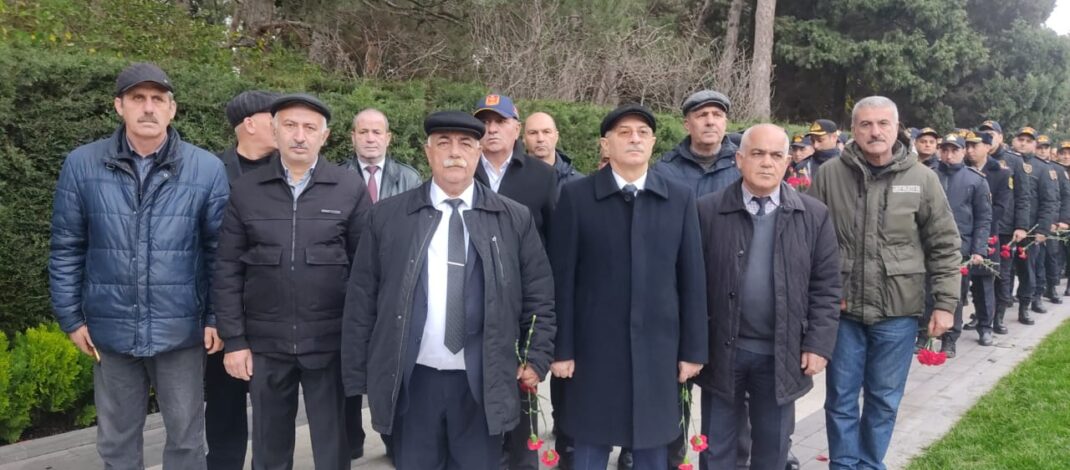AVMVİB rəhbərliyi Ümummilli Lider Heydər Əliyevin anım günündə Fəxri Xiyabanı ziyarət etdi