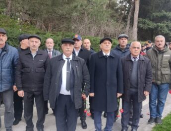 AVMVİB rəhbərliyi Ümummilli Lider Heydər Əliyevin anım günündə Fəxri Xiyabanı ziyarət etdi