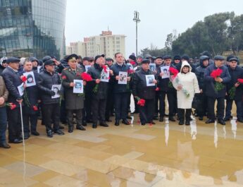 AVMVİB kollektivi 20 yanvar şəhidlərini ziyarət edib