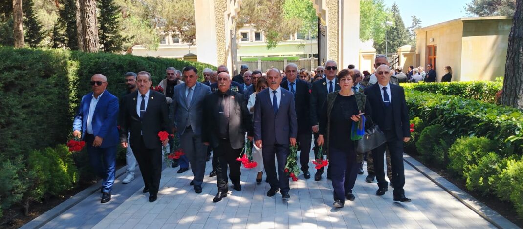Hərbi yönümlü QHT-lərin rəhbərliyi Ulu Öndərimizin məzarını ziyarət edib